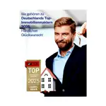 Mann hält Hausmodell und Auszeichnung für Top-Immobilienmakler